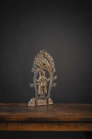 Vishnu aus Bronze auf Stand mit Mandorla teils mit Goldfassung - photo 3