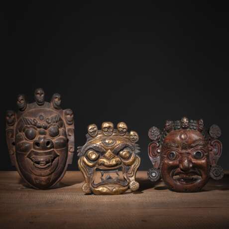 Zwei Mahakala-Masken aus Holz, farbig gefasst, für Cham-Tanz und eine Mahakala-Maske auf getriebenem Kupfer - Foto 1