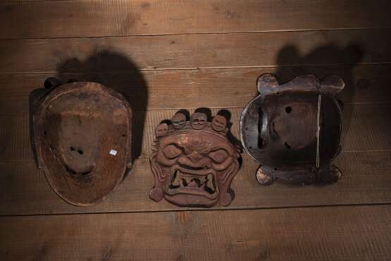 Zwei Mahakala-Masken aus Holz, farbig gefasst, für Cham-Tanz und eine Mahakala-Maske auf getriebenem Kupfer - Foto 2