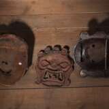 Zwei Mahakala-Masken aus Holz, farbig gefasst, für Cham-Tanz und eine Mahakala-Maske auf getriebenem Kupfer - Foto 2