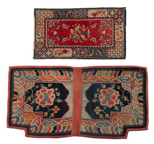 Satteldecke aus Florwolle mit Lotosdekor und kleiner Teppich mit Blumendekor - фото 1