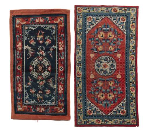 Zwei Teppiche/Satteldecken aus Wolle mit Blumenmedaillon-Dekor und Ornamenten-Umrandung, teils mit Stoff eingefasst - Foto 1