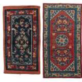 Zwei Teppiche/Satteldecken aus Wolle mit Blumenmedaillon-Dekor und Ornamenten-Umrandung, teils mit Stoff eingefasst - фото 1