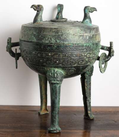 Archaistisches Deckelgefäß aus Bronze mit maskenförmigen Handhaben und Vogelkopfornamenten - фото 3
