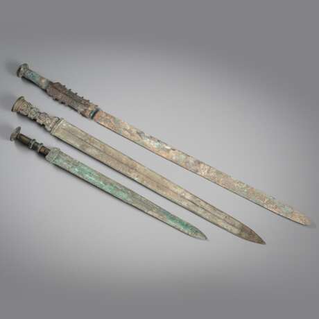 Drei archaistische Bronzeschwerter - photo 1