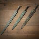 Drei Bronze-Schwerter mit Patina - фото 1