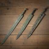 Drei Bronze-Schwerter mit Patina - photo 2