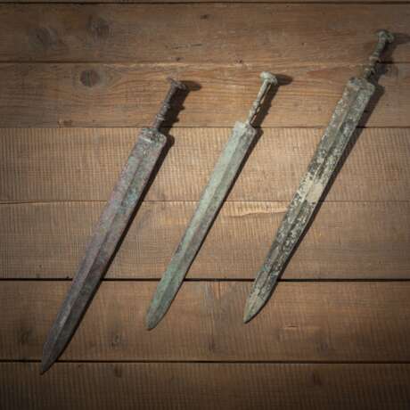 Drei Bronze-Schwerter mit grüner und brauner Patina - photo 1