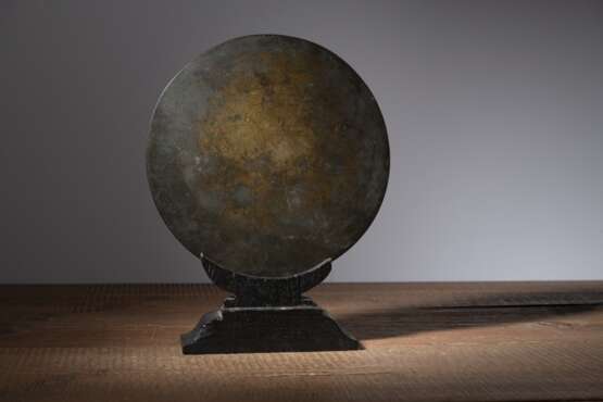 Spiegel aus Bronze mit Reliefaufschrift 'Long Feng Cheng Xiang' - фото 2