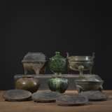 Vier grün glasierte Keramikgefäße und eine Vase, ein Vorratsgefäß mit Pferderelief und vier Dachziegel mit Drachenrelief - Foto 1