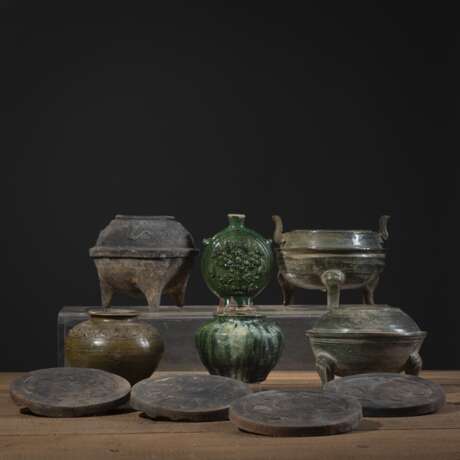 Vier grün glasierte Keramikgefäße und eine Vase, ein Vorratsgefäß mit Pferderelief und vier Dachziegel mit Drachenrelief - фото 1