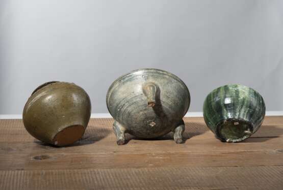 Vier grün glasierte Keramikgefäße und eine Vase, ein Vorratsgefäß mit Pferderelief und vier Dachziegel mit Drachenrelief - photo 4