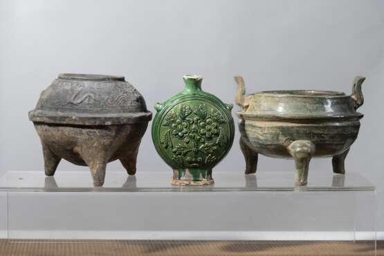 Vier grün glasierte Keramikgefäße und eine Vase, ein Vorratsgefäß mit Pferderelief und vier Dachziegel mit Drachenrelief - photo 5
