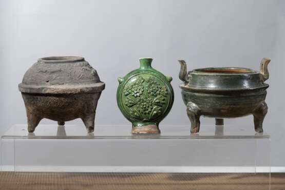 Vier grün glasierte Keramikgefäße und eine Vase, ein Vorratsgefäß mit Pferderelief und vier Dachziegel mit Drachenrelief - Foto 6