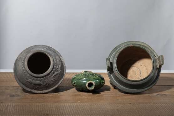 Vier grün glasierte Keramikgefäße und eine Vase, ein Vorratsgefäß mit Pferderelief und vier Dachziegel mit Drachenrelief - photo 7