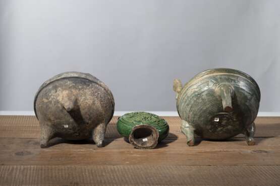 Vier grün glasierte Keramikgefäße und eine Vase, ein Vorratsgefäß mit Pferderelief und vier Dachziegel mit Drachenrelief - Foto 8