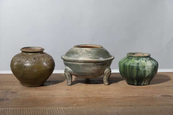 Vier grün glasierte Keramikgefäße und eine Vase, ein Vorratsgefäß mit Pferderelief und vier Dachziegel mit Drachenrelief - Foto 9