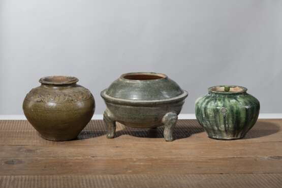Vier grün glasierte Keramikgefäße und eine Vase, ein Vorratsgefäß mit Pferderelief und vier Dachziegel mit Drachenrelief - photo 10