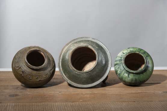 Vier grün glasierte Keramikgefäße und eine Vase, ein Vorratsgefäß mit Pferderelief und vier Dachziegel mit Drachenrelief - photo 11