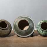 Vier grün glasierte Keramikgefäße und eine Vase, ein Vorratsgefäß mit Pferderelief und vier Dachziegel mit Drachenrelief - фото 11