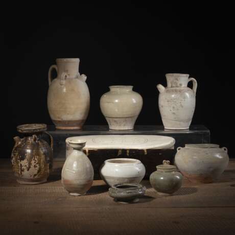Nackenstütze aus Cizhou-Ware, drei creme-glasierte Kannen, eine Vase und fünf Gefäße - photo 1