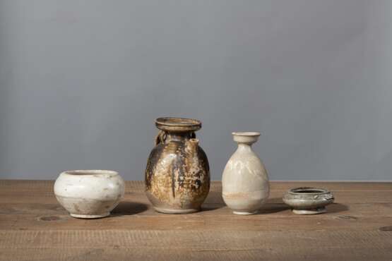 Nackenstütze aus Cizhou-Ware, drei creme-glasierte Kannen, eine Vase und fünf Gefäße - photo 4