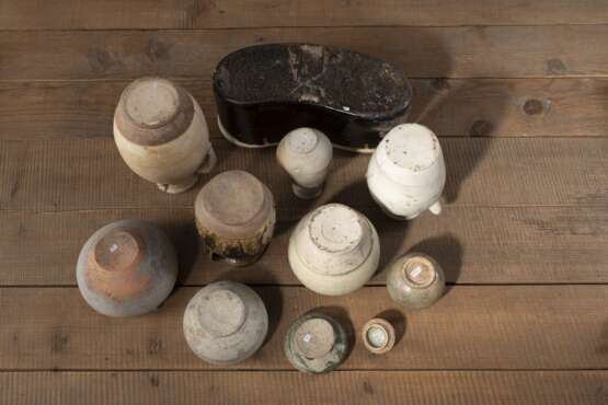 Nackenstütze aus Cizhou-Ware, drei creme-glasierte Kannen, eine Vase und fünf Gefäße - фото 5