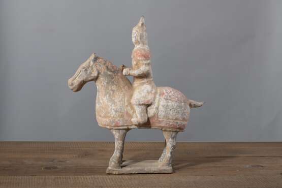 Keramikfigur eines berittenen Pferdes mit Resten von Bemalung - фото 2