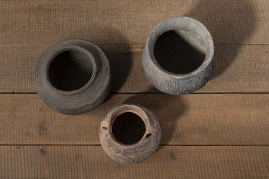 Drei neolithische Keramikgefäße - photo 3