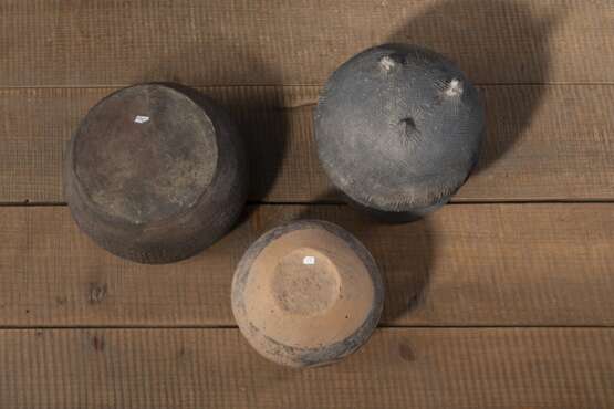Drei neolithische Keramikgefäße - photo 4