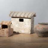 Zwei Keramikmodelle von Gebäuden und ein polychrom bemaltes Vorratsgefäß - фото 3