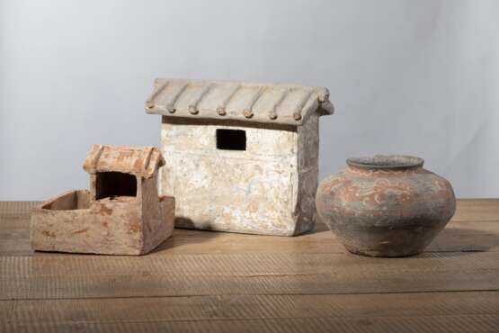 Zwei Keramikmodelle von Gebäuden und ein polychrom bemaltes Vorratsgefäß - Foto 3