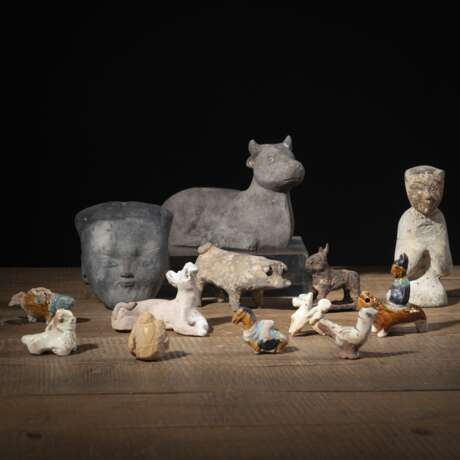 Gruppe von Keramikfiguren, u. a. ein Kopf, Schwein, Stier, diverse andere Tiere - фото 1