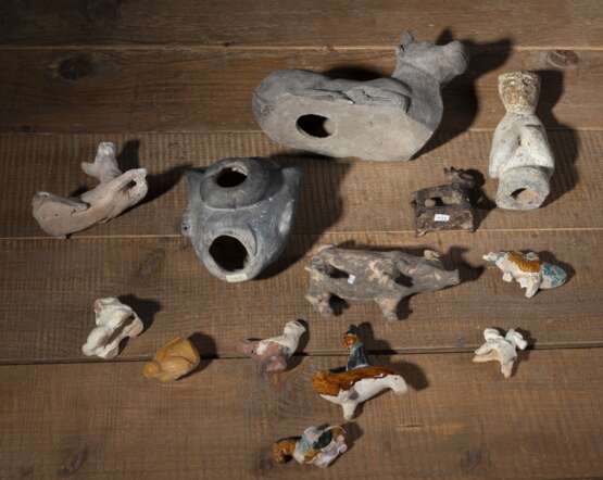 Gruppe von Keramikfiguren, u. a. ein Kopf, Schwein, Stier, diverse andere Tiere - фото 2