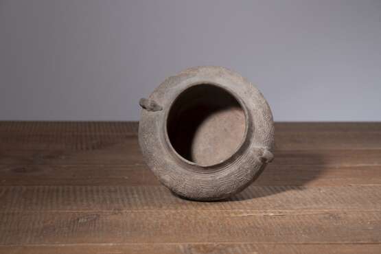 Keramikgefäß aus hellgrauer Tonware im archaischen Stil - Foto 3