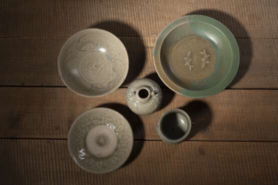 Gruppe von fünf Seladonkeramiken, u. a. Schale mit zwei Fischen, kleiner Weihrauchbrenner - Foto 3