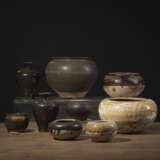 Sieben Vorratsgefäße aus Keramik, u. a. 'Changsha'-Ware und ein Paar braun glasierte Schultervasen 'Meiping' - Foto 1
