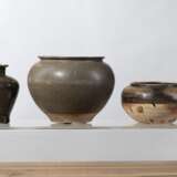 Sieben Vorratsgefäße aus Keramik, u. a. 'Changsha'-Ware und ein Paar braun glasierte Schultervasen 'Meiping' - Foto 2