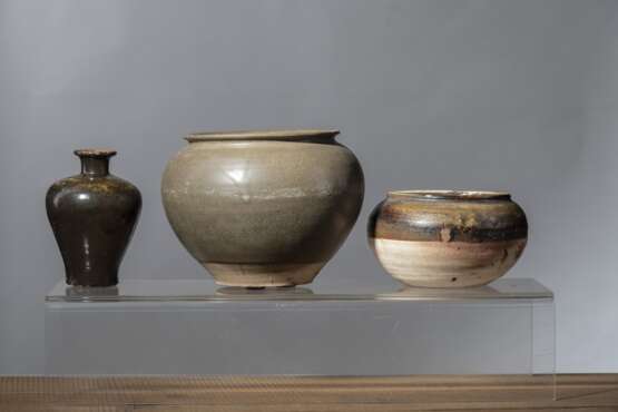 Sieben Vorratsgefäße aus Keramik, u. a. 'Changsha'-Ware und ein Paar braun glasierte Schultervasen 'Meiping' - photo 3