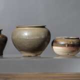Sieben Vorratsgefäße aus Keramik, u. a. 'Changsha'-Ware und ein Paar braun glasierte Schultervasen 'Meiping' - Foto 3