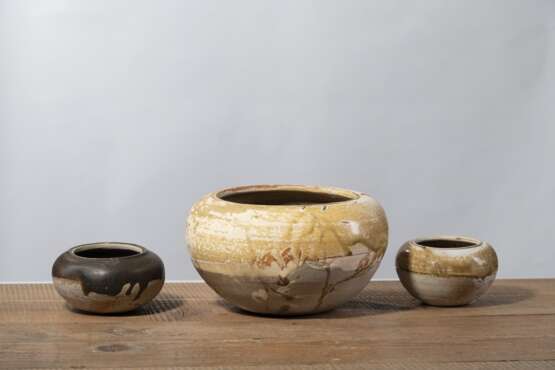 Sieben Vorratsgefäße aus Keramik, u. a. 'Changsha'-Ware und ein Paar braun glasierte Schultervasen 'Meiping' - Foto 4