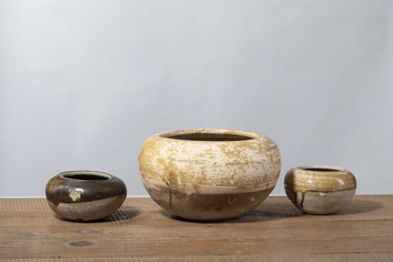 Sieben Vorratsgefäße aus Keramik, u. a. 'Changsha'-Ware und ein Paar braun glasierte Schultervasen 'Meiping' - photo 5