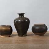 Sieben Vorratsgefäße aus Keramik, u. a. 'Changsha'-Ware und ein Paar braun glasierte Schultervasen 'Meiping' - photo 6