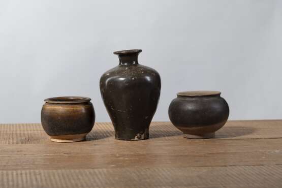 Sieben Vorratsgefäße aus Keramik, u. a. 'Changsha'-Ware und ein Paar braun glasierte Schultervasen 'Meiping' - Foto 6