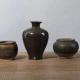 Sieben Vorratsgefäße aus Keramik, u. a. 'Changsha'-Ware und ein Paar braun glasierte Schultervasen 'Meiping' - photo 7