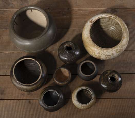 Sieben Vorratsgefäße aus Keramik, u. a. 'Changsha'-Ware und ein Paar braun glasierte Schultervasen 'Meiping' - photo 8
