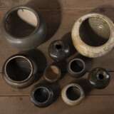 Sieben Vorratsgefäße aus Keramik, u. a. 'Changsha'-Ware und ein Paar braun glasierte Schultervasen 'Meiping' - photo 8