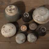 Sieben Vorratsgefäße aus Keramik, u. a. 'Changsha'-Ware und ein Paar braun glasierte Schultervasen 'Meiping' - photo 9