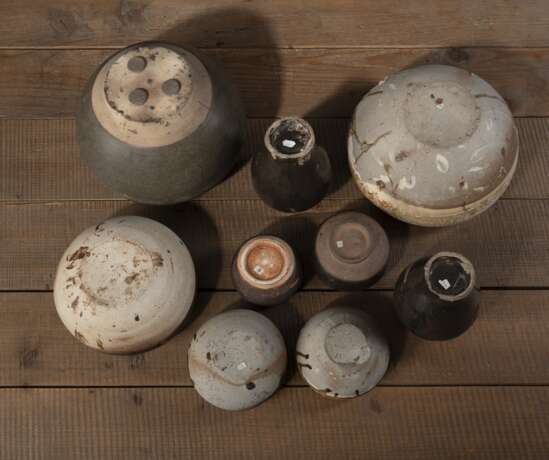 Sieben Vorratsgefäße aus Keramik, u. a. 'Changsha'-Ware und ein Paar braun glasierte Schultervasen 'Meiping' - photo 9