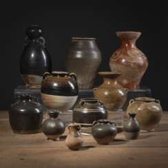 Gruppe von dreizehn braun und schwarz glasierten Vasen und Ösentöpfen